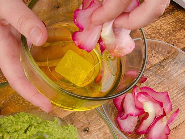 Cách làm nước hoa hồng mật ong dưỡng ẩm da khô